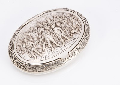 Lot 463 - An early 20th century continental snuff box