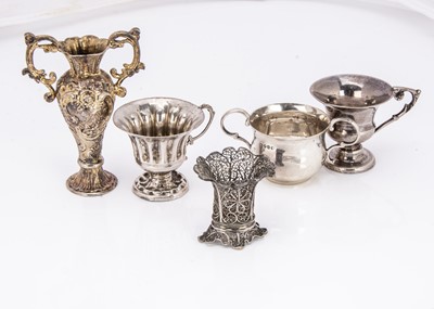 Lot 492 - Five collectable items