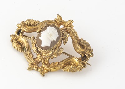Lot 227 - A 19th Century pinchbeck and shell carved cameo brooch