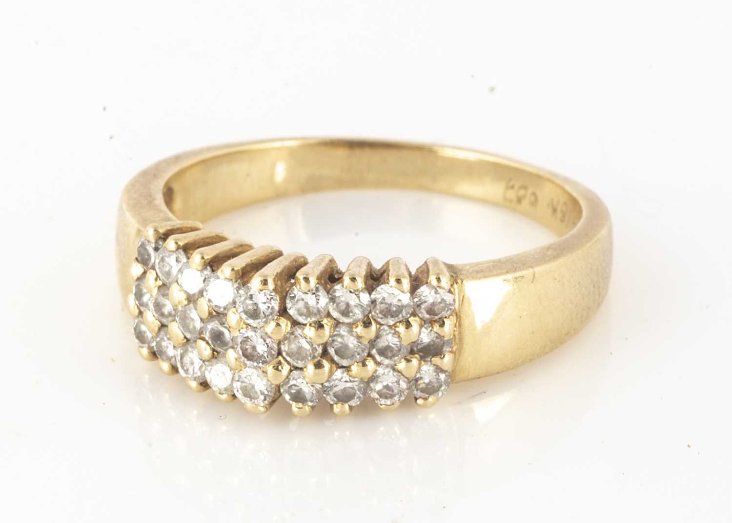 Lot 232 - An 18ct gold diamond dress ring