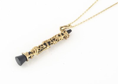 Lot 237 - A 9ct gold clarinet pendant and fine gold chain
