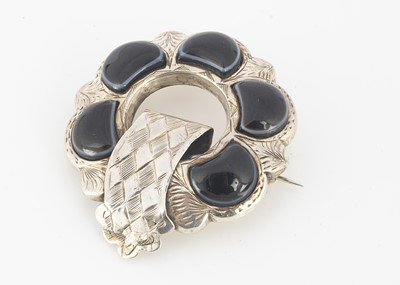 Lot 248 - A Victorian silver and agate wreath brooch