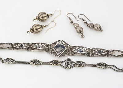Lot 252 - A small quantity of silver jewellery