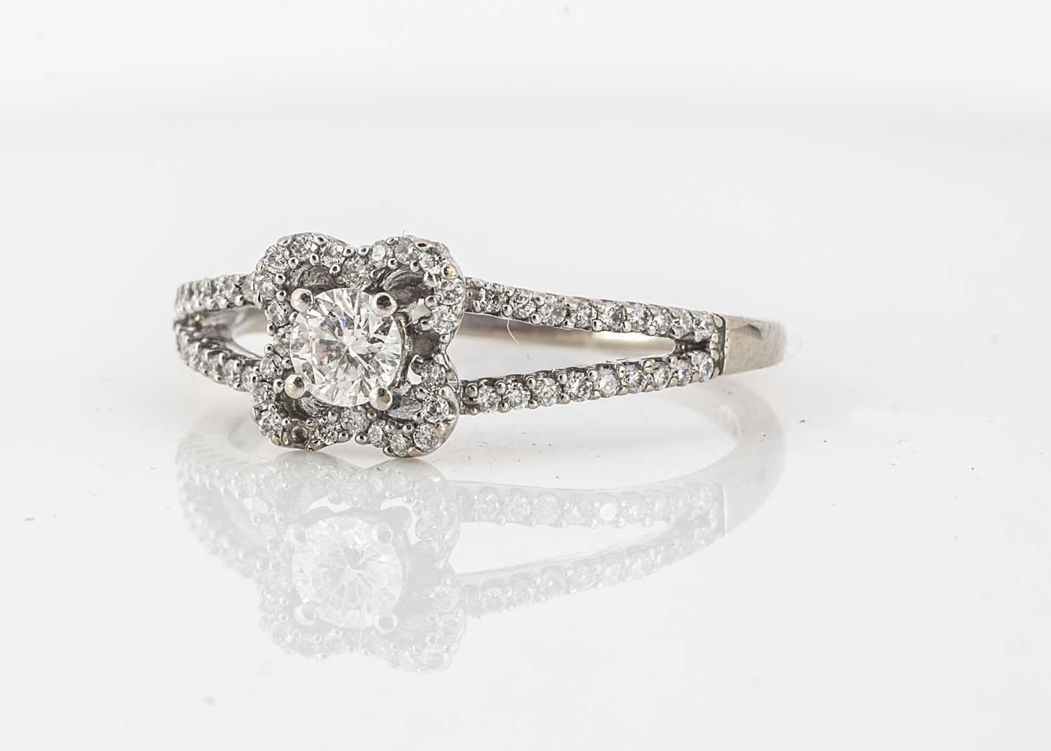 Lot 256 - An 18ct white gold diamond dress ring