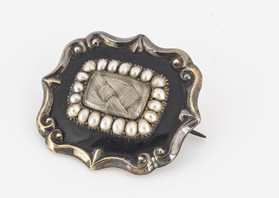 Lot 26 - A Victorian mourning brooch