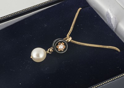 Lot 262 - A 14ct gold pearl and onyx pendant and chain
