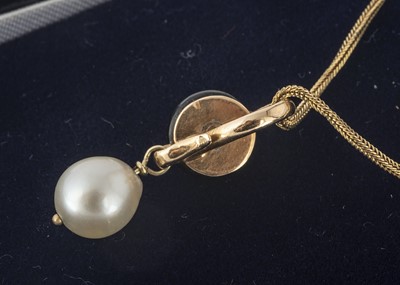 Lot 262 - A 14ct gold pearl and onyx pendant and chain