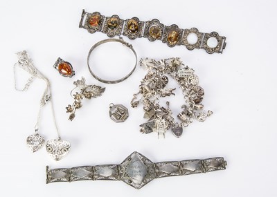 Lot 273 - A small collection of silver jewellery