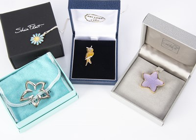 Lot 274 - A small quantity of boxed contemporary jewellery
