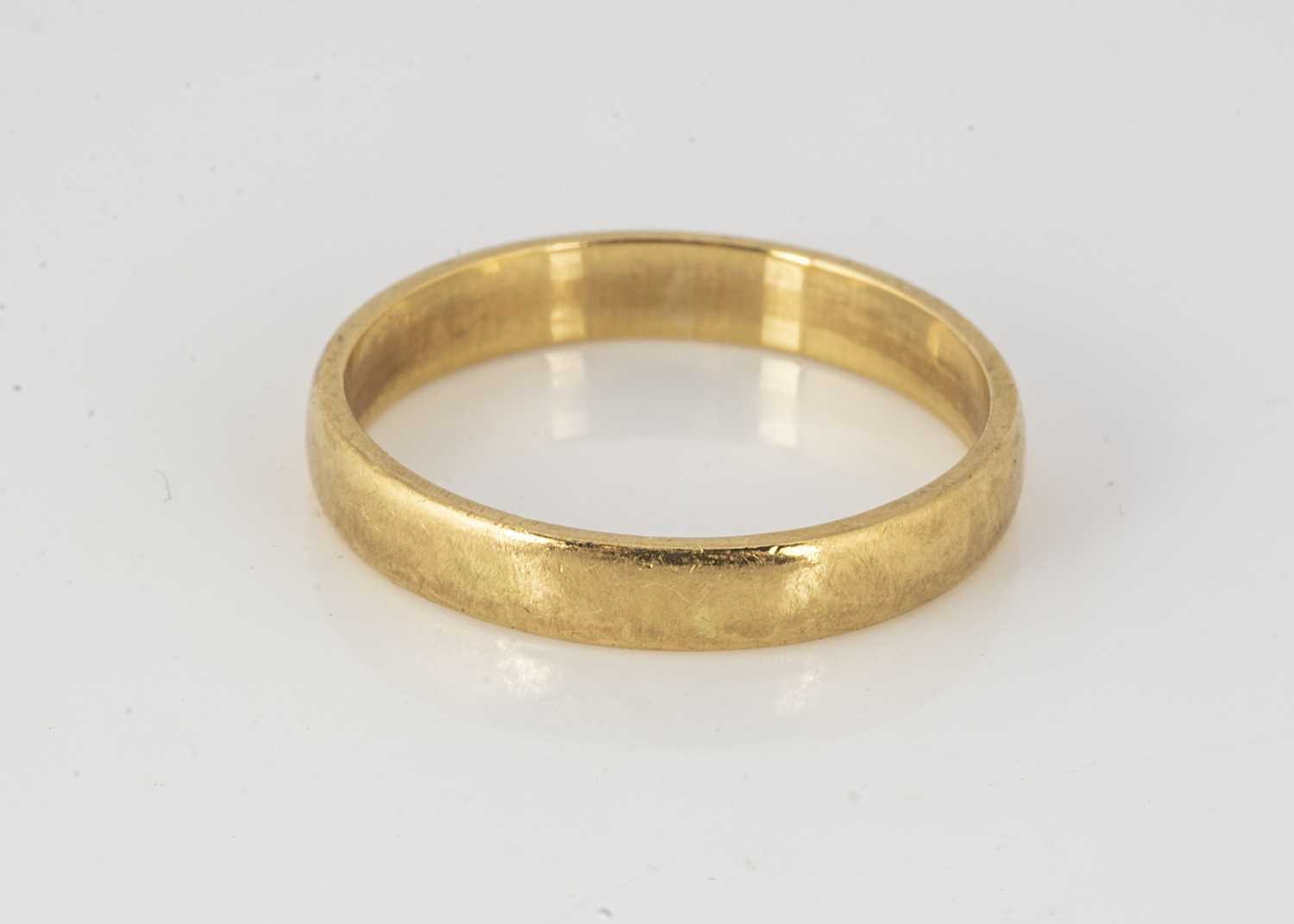 Lot 277 - A 22ct gold wedding band