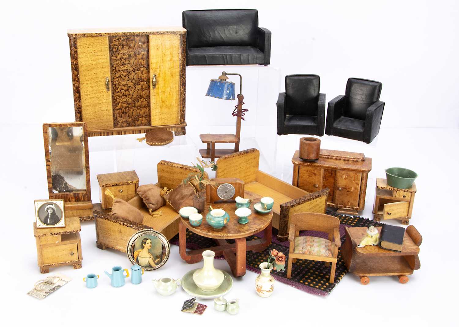Lot 713 - Larger scale German 1930s Art Deco dolls’ house furniture