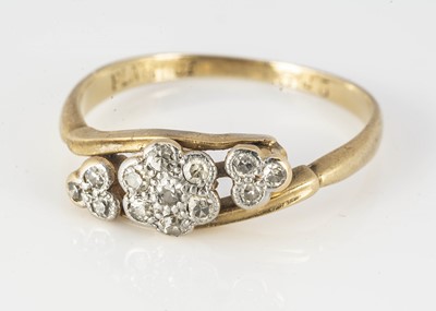 Lot 282 - An 18ct gold and platinum set Art Deco daisy and leaf crossover ring