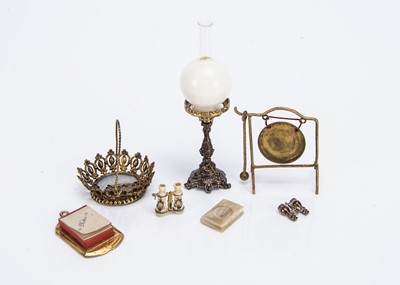 Lot 724 - Fine dolls’ house chattels