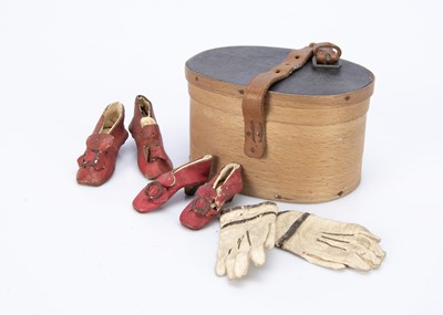 Lot 917 - Fashion doll shoes, gloves and hat box