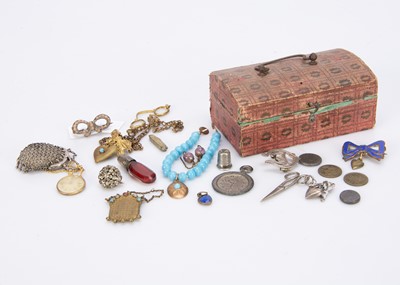 Lot 918 - A fashion doll’s jewellery box with jewels