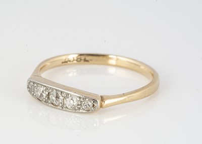 Lot 300 - An Art Deco diamond dress ring