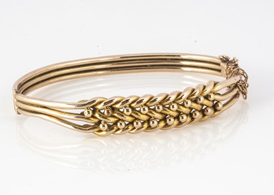 Lot 302 - A 9ct gold ovoid knot decorated bangle