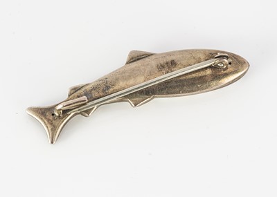 Lot 318 - An early 20th century silver and gold enamel salmon brooch