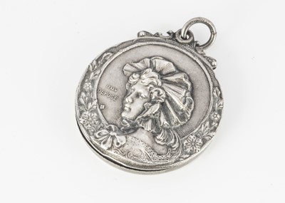 Lot 321 - A French embossed roundel locket