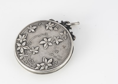 Lot 321 - A French embossed roundel locket