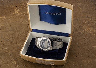 Lot 372 - A 1980s Casio Quartz / digital stainless steel wristwatch