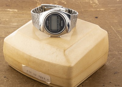 Lot 372 - A 1980s Casio Quartz / digital stainless steel wristwatch