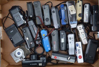 Lot 3 - A Tray of Compact Cameras