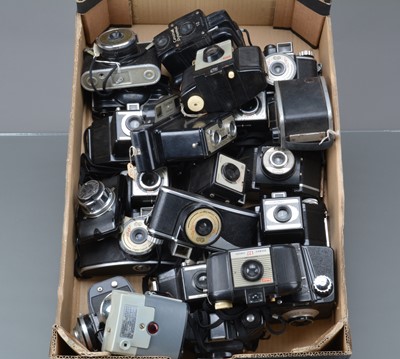 Lot 23 - A Tray of Bakelite Cameras