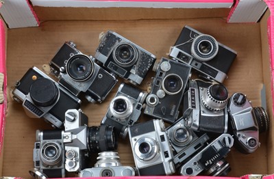 Lot 59 - A Tray of Various Cameras