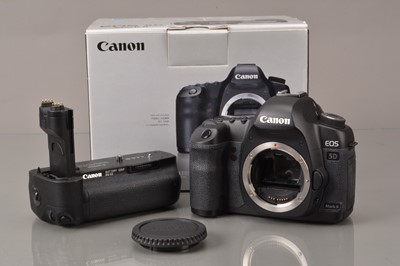 Lot 91 - A Canon EOS 5D Mark II DSLR Camera Body