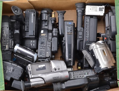 Lot 102 - A Tray of Camcorders