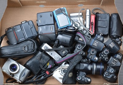 Lot 107 - A Tray of Digital Cameras