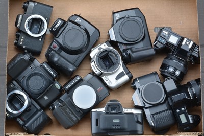 Lot 112 - A Tray of SLR Cameras