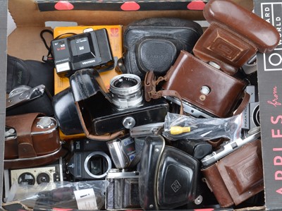 Lot 284 - A Tray of Various Cameras