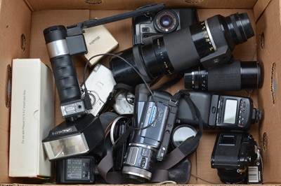 Lot 332 - A Tray of Cameras and Related Accessories