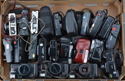 Lot 352 - A Tray of Compact Cameras