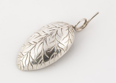 Lot 427 - A George III period silver tea caddy spoon