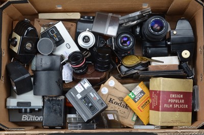 Lot 398 - A Tray of Cameras and Related Accessories