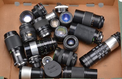 Lot 474 - A Tray of Various Lenses