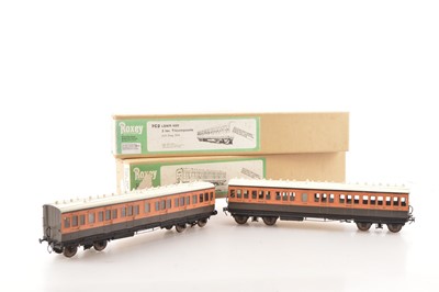 Lot 181 - Roxey Mouldings 0 Gauge Fine scale Kit-built pair of LSWR Passenger coaches, well built and painted in LSWR Salmon & brown and lined in red