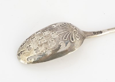 Lot 461 - A Georgian style mote spoon