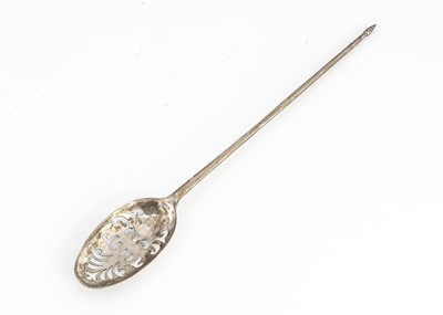 Lot 462 - A Georgian style mote spoon