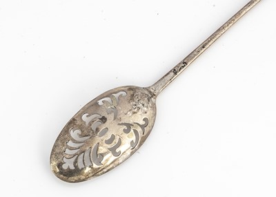 Lot 462 - A Georgian style mote spoon