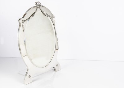Lot 463 - An Edwardian silver table mirror by Goldsmiths & Silversmiths