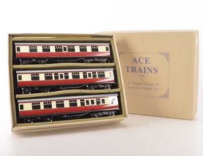 Lot 369 - Ace Trains Modern issue 0 Gauge BR C/5  BR Crimson and Cream Mk1 Set A 3-coach pack