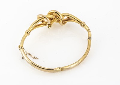 Lot 46 - An early 20th Century yellow metal knot bangle