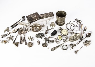 Lot 496 - A small collection of silver and other items such as silver jewellery