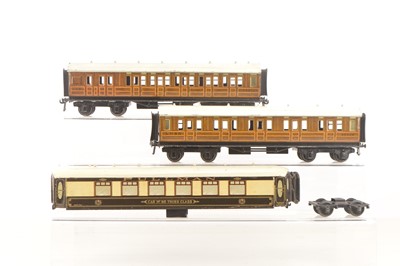 Lot 646 - Bassett lowke / LMC Leeds 0 Gauge coaches consisting of