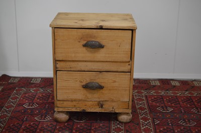 Lot 11 - A small early 20th century pitch pine chest of drawers