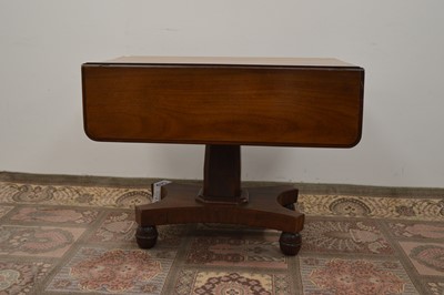 Lot 118 - A George III mahogany drop leaf side table